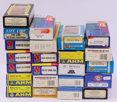 Lot 942 - One tray containing various H0 gauge boxed...