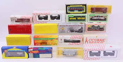 Lot 974 - One tray containing various HO gauge wagons,...