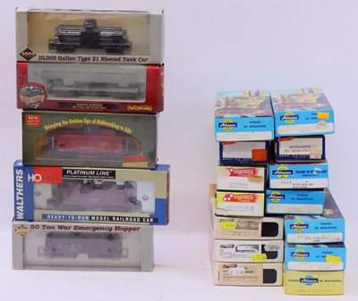 Lot 979 - One tray containing various HO gauge wagons to...