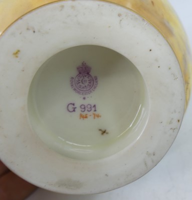 Lot 2034 - A Worcester porcelain specimen vase, decorated...