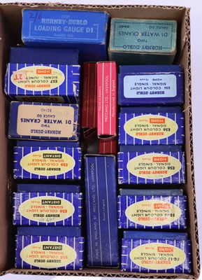 Lot 511 - Hornby-Dublo colour light signals, loading...