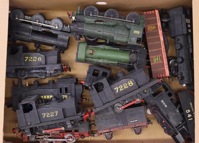 Lot 358 - One tray containing various 0 gauge items,...