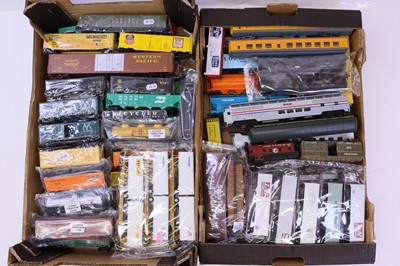 Lot 933 - Two trays containing a quantity of HO scale...