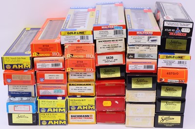 Lot 976 - Three trays containing a quantity of boxed HO...