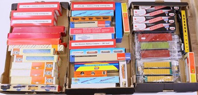 Lot 975 - Three trays containing a quantity of HO scale...