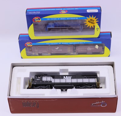 Lot 877 - Three HO gauge locos to include an Athearn...