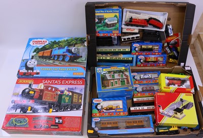 Lot 723 - Collection of mixed 00 gauge model trains and...