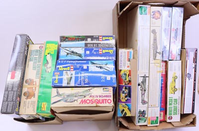 Lot 1558 - 3 boxes of mixed scale plastic Military,...