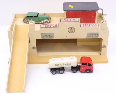 Lot 1778 - Tri-ang, Item 7172 NO.3 Minic 'SERVICE STATION'...