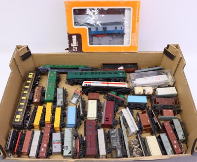 Lot 735 - One tray containing various Hornby Dublo and...