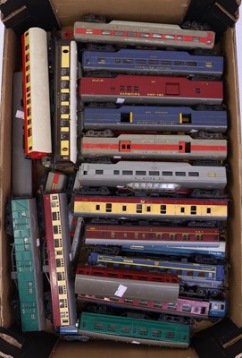 Lot 737 - One tray containing various Triang 00 Gauge...