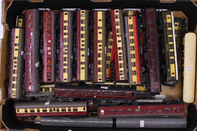 Lot 738 - One tray containing various Hornby 00 and...