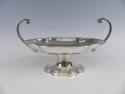 Lot 2242 - An Edwardian silver pedestal table centrepiece...
