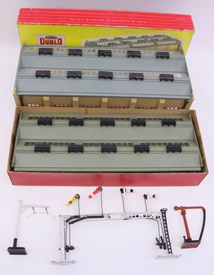 Lot 491 - Various Hornby Dublo accessories to include a...