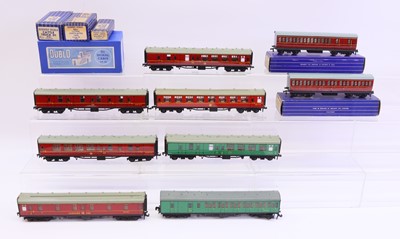 Lot 505 - Collection of Hornby Dublo 2 rail super detail...
