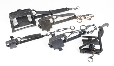 Lot 859 - An early 20th century iron gin trap, having 6"...