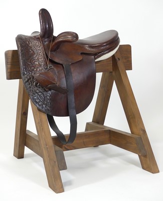 Lot 904 - A ladies leather horse riding side saddle,...