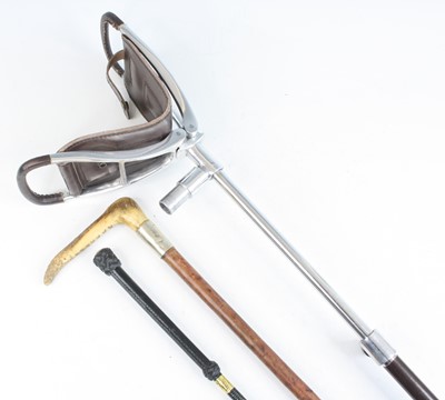 Lot 891 - A 20th century riding crop, having a leather...