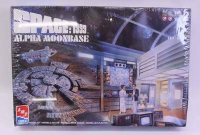 Lot 1530 - AMT/Ertl (USA) Sci Fi kit 18” x 12” base,...