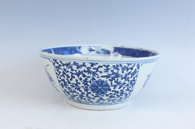 Lot 33 - A Chinese blue & white porcelain table bowl,...