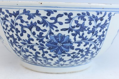 Lot 33 - A Chinese blue & white porcelain table bowl,...