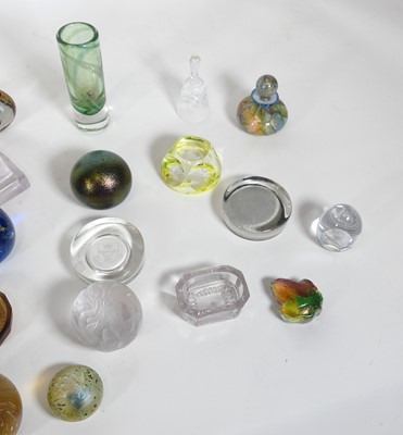 Lot 73 - A collection of studio glass, to include a...