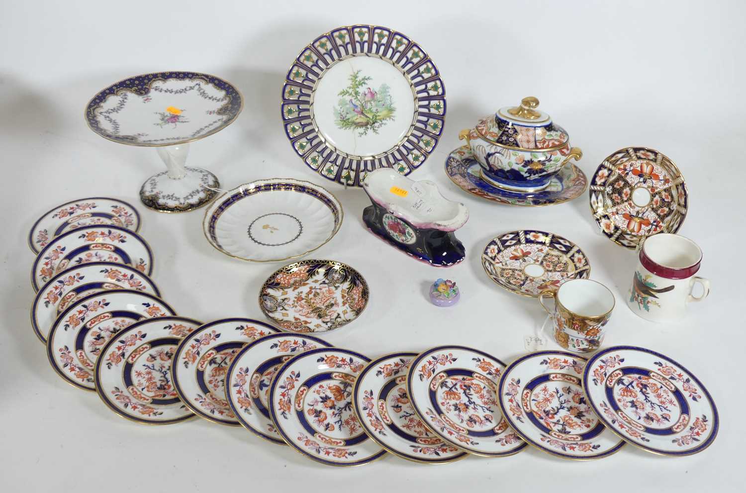 Lot 85 - A collection of ceramics to include, a...