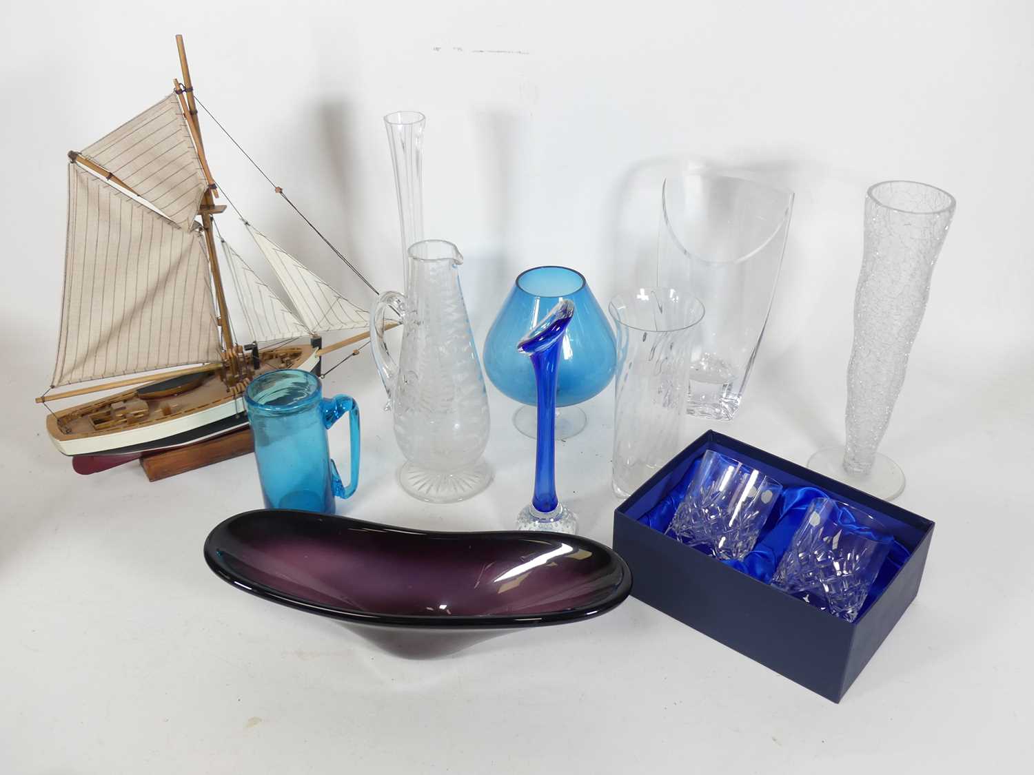 Lot 95 - A collection of glass, to include a clear...
