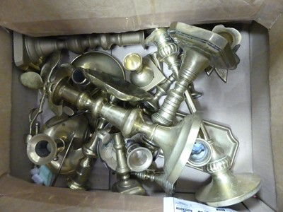 Lot 179 - A collection of brassware to include table...