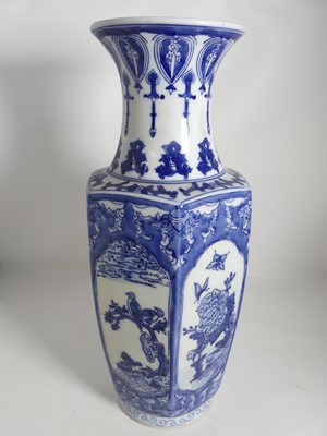 Lot 200 - A large Chinese export blue and white vase of...