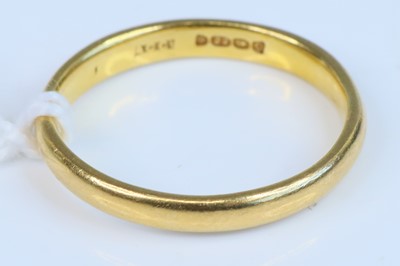 Lot 345 - A 22ct gold wedding band, sponsor ACC, size M,...