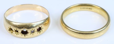 Lot 348 - An 18ct gold court shaped wedding band,...