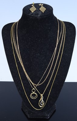 Lot 364 - A bag of assorted modern 9ct gold jewellery,...