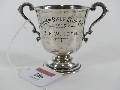 Lot 286 - A George V silver trophy cup having a twin...