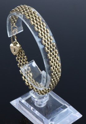 Lot 371 - A 9ct gold expanding link bracelet with heart...