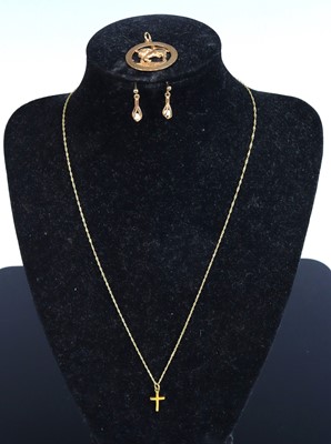 Lot 376 - Assorted 9ct gold, to include a zodiac pendant,...