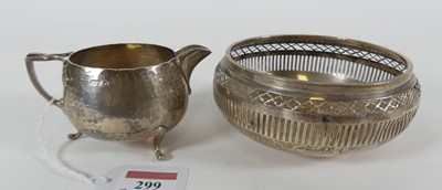 Lot 299 - An Edwardian silver cream jug having a...