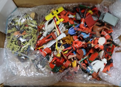 Lot 1508 - Tray of mixed plastic figures to include Timpo...