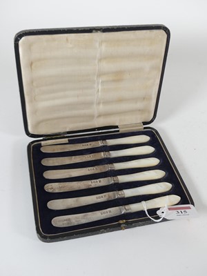 Lot 315 - A set of six George V tea knives, having...