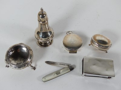 Lot 328 - A small collection of miscellaneous items to...