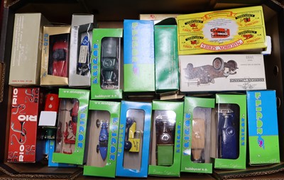 Lot 1553 - 2 trays of mixed boxed and loose diecasts to...