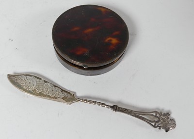 Lot 333 - A George V silver compact of circular form...