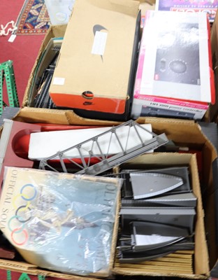 Lot 1626 - 2 trays of mixed 00 Gauge railway buildings,...