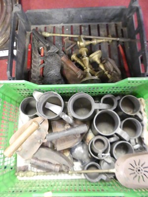 Lot 281 - A collection of metalware to include various...