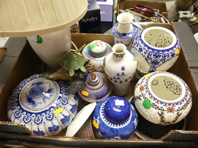 Lot 594 - A collection of ceramics, to include a...