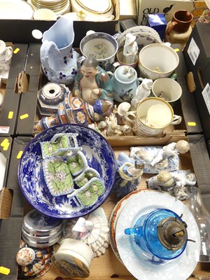 Lot 595 - A collection of ceramics, to include a Chinese...