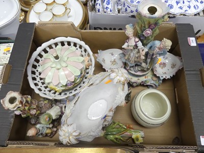 Lot 611 - A collection of ceramics, to include a...