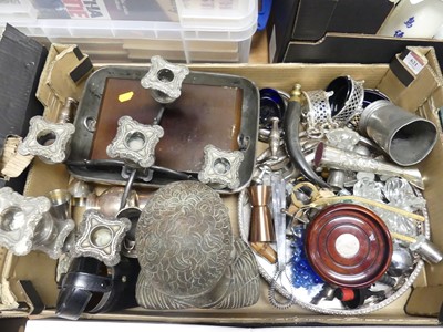 Lot 621 - A collection of metalware, to include silver...