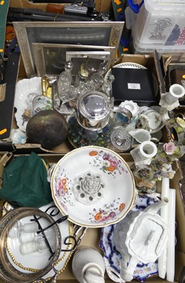 Lot 622 - A collection of ceramics and glass, to include...