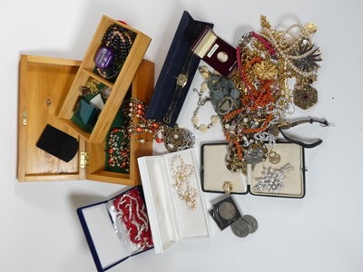 Lot 425 - A collection of costume jewellery, to include...
